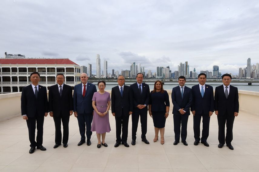 Canciller de Panamá recibe a miembros del Comité de la Asamblea Nacional de China
