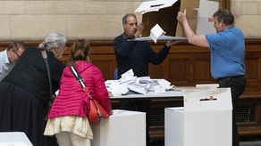 Los jefes de la Unión Europea Ursula von der Leyen y Charles Michel saludaron el miércoles una votación histórica en Dinamarca.