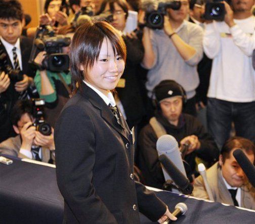 Niña japonesa fichó con equipo profesional de béisbol