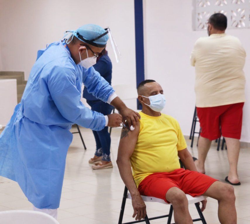 Proceso de vacunación contra covid-19 en cárceles de Panamá.