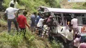 Mueren 55 peregrinos en accidente de autobús en la India