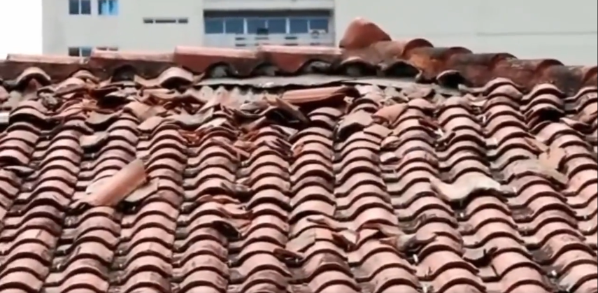 Agujero en el techo que hizo del sujeto.