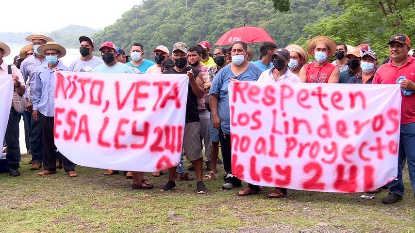 Protesta de residentes de Chepo a orillas del lago Bayano.