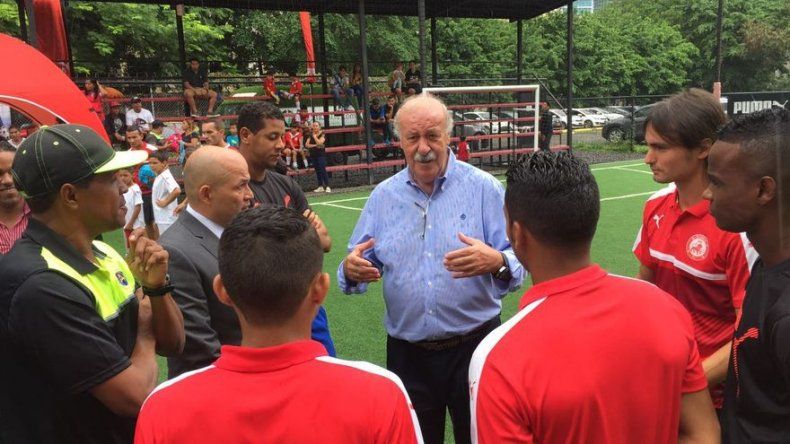 Del Bosque dicta seminario de fútbol a niños de barrios pobres de Panamá