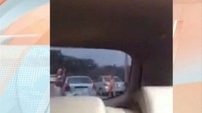 Vídeo muestra a mujer desnuda aferrada a un auto en el Puente de Las Américas