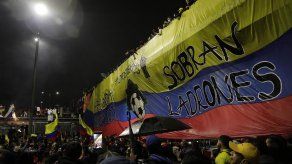 Miles de manifestantes se congregaron en el Monumento a los Héroes para conmemorar un mes de protestas en el país, en Bogotá (Colombia).