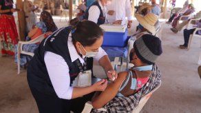 Indígenas mexicanos se vacunan contra covid-19 en zona bajo asedio del narco