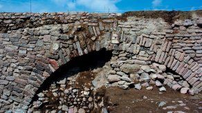 El INAH)anunció en 2019 que encontró un túnel-compuerta en las afueras de Ciudad de México que tenía técnicas de construcción españolas, pero con grabados de símbolos aztecas.