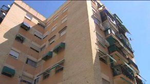 Policía española rescata con vida a bebé de dos días tirado a un desagüe
