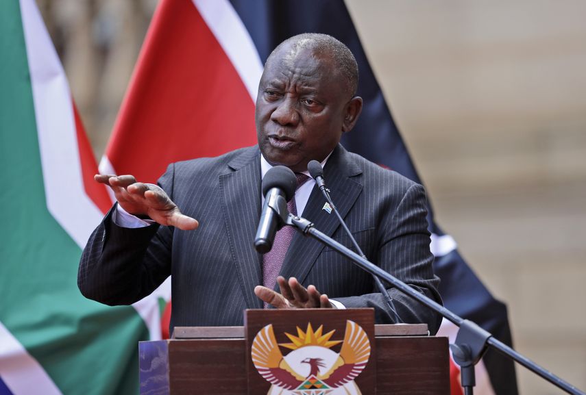 Ramaphosa está recibiendo tratamiento médico por sus síntomas y se ha aislado en Ciudad del Cabo