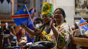 “Un cristiano siempre trae paz”, dijo Francisco, reflejando el tema de la reconciliación que planeaba dar en su peregrinaje por África.