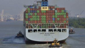 Barco gigante atraca en puerto de Estados Unidos