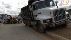 Hombre se salva tras quedar atrapado en choque