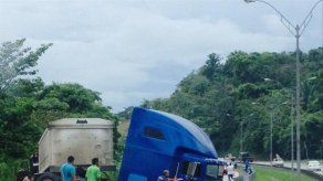 Articulado pierde el control y se accidenta en la vía Centenario