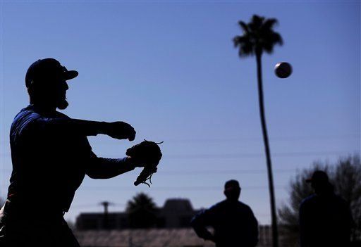 Garza, de los Cachorros, se lastima en práctica