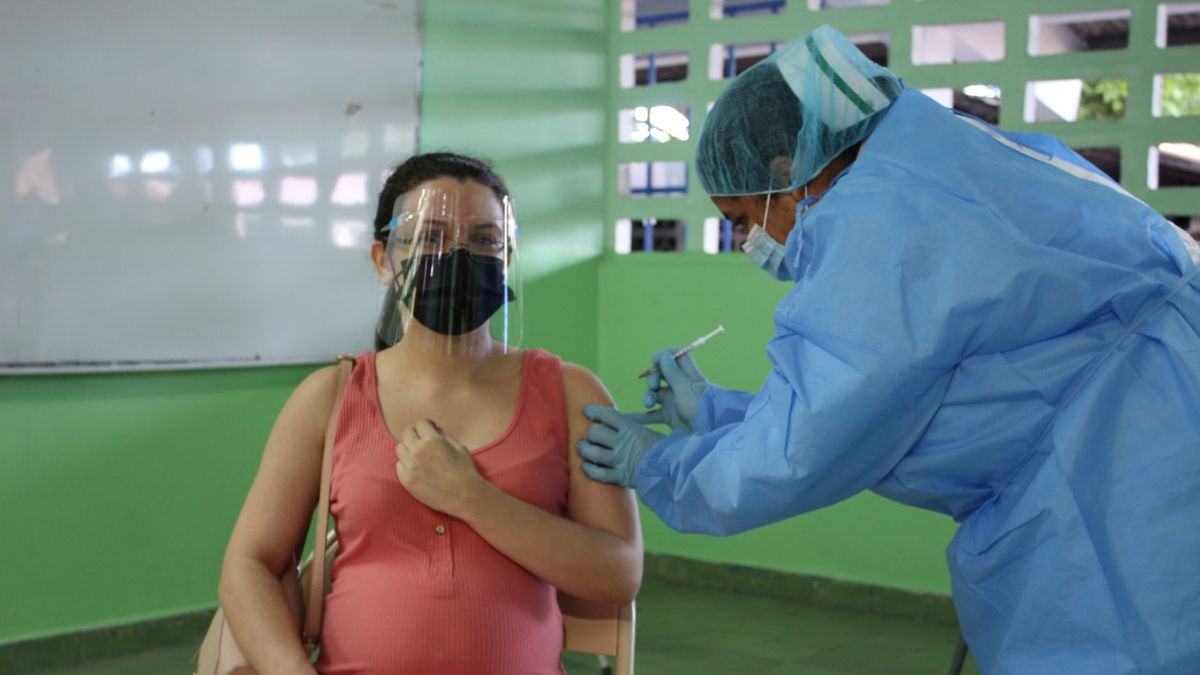 Embarazadas deberán agendar cita para aplicación de vacuna contra COVID19