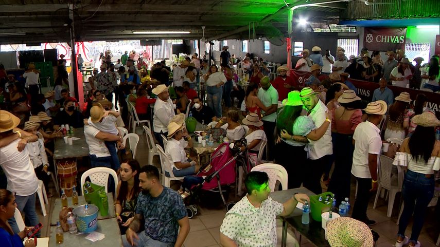Las autoridades de salud han establecido que se permitirá un aforo de 100% en locales siempre que los ciudadanos cumplan el esquema de vacunación completo.