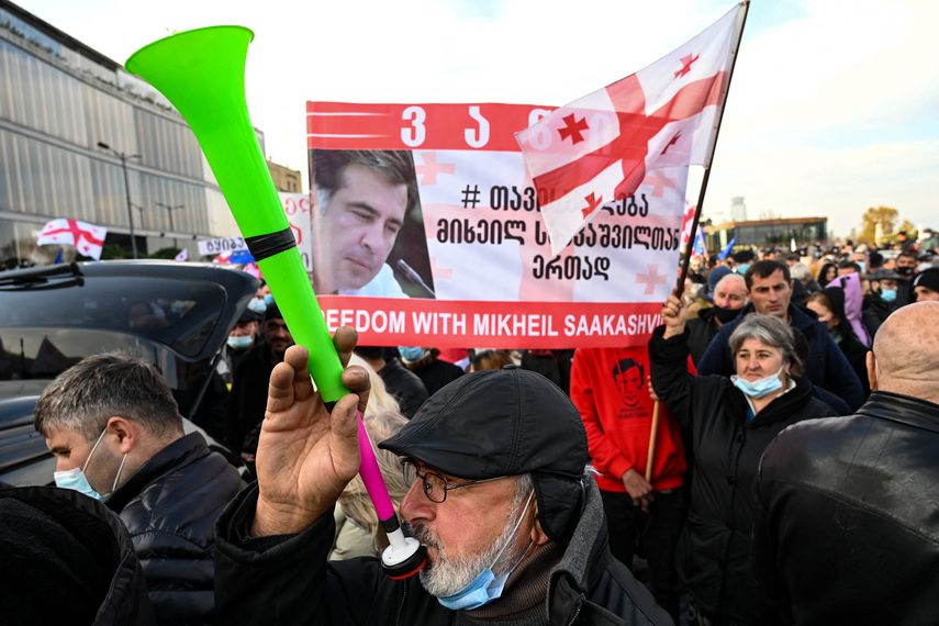 Miles de sus seguidores salieron a las calles de la capital georgiana el viernes por la noche para reclamar garantías de un tratamiento médico adecuado para el expresidente de este país del Cáucaso.