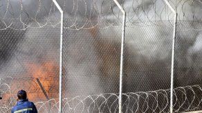 Un incendio destruye parte de un campo de refugiados griego