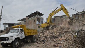 Derriban emblemático edificio en zona de terremoto en Ecuador