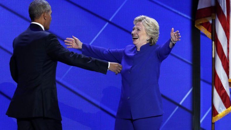 Clinton mira desde su convención a los republicanos reacios