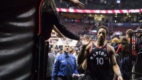 DeRozan anota 29 puntos; Raptors hunden más a 76ers