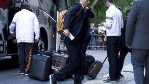 Decenas de aficionados reciben al Real Madrid en hotel de Lisboa