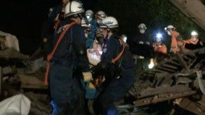 Rescatan a un bebé en Japón entre los escombros de una casa derrumbada por el terremoto