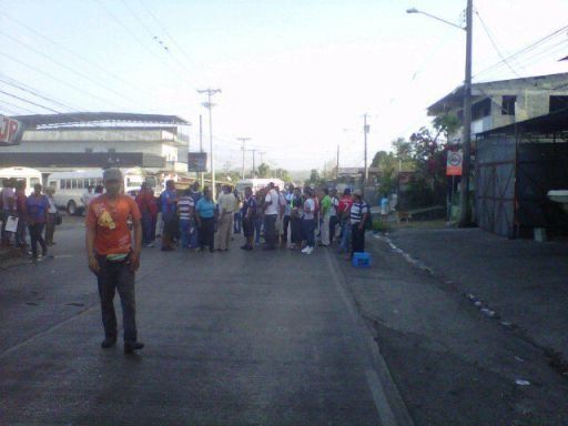 Usuarios de ruta Torrijos Carter cierran vía por cobro de B/.0.50