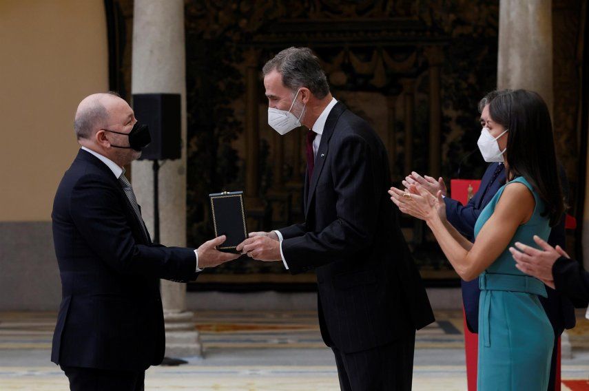El panameño Rubén Blades recibe la medalla de manos del rey Felipe VI.