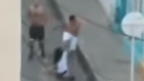 Ofrecen recompensa por hinchas que agredieron a mujer en Colombia