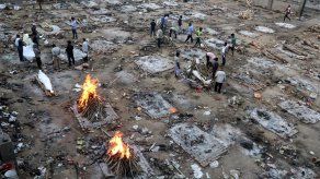 Vista general de un funeral masivo de víctimas de COVID-19 en India.