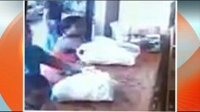 Video muestra a mujer hurtando alcancía en local