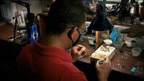 En las manos de los orfebres, la joyería típica panameña