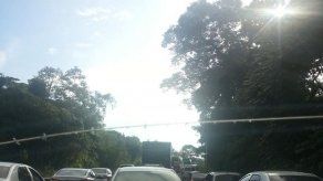 Camión se accidenta subiendo el Puente de las Américas