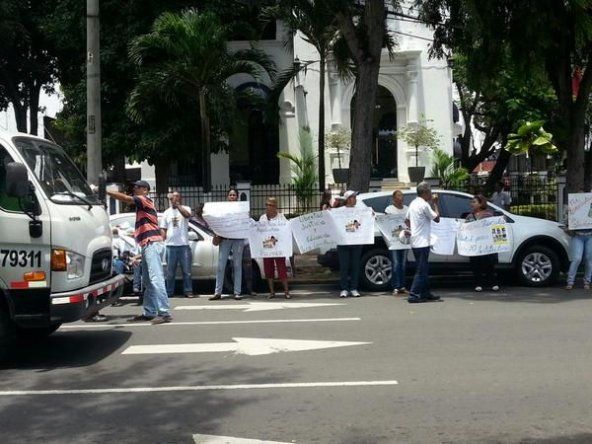 Padres de institutores detenidos protestan en el Ministerio Público