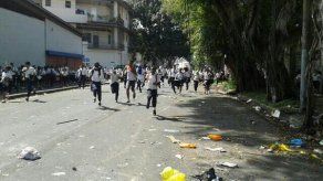 Institutores salen nuevamente a protestar