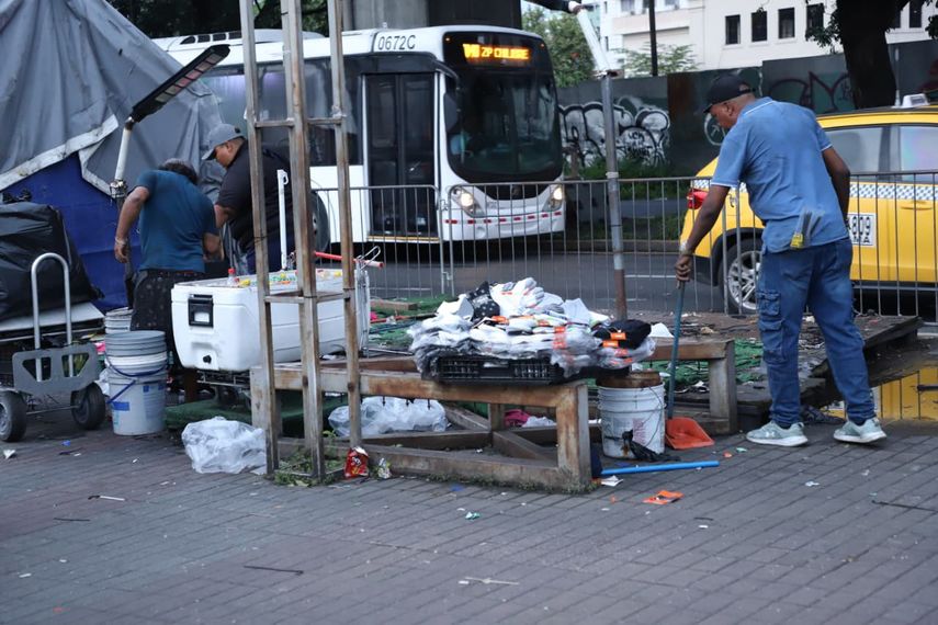 Buhoneros realizan desalojo voluntario en la 5 de Mayo