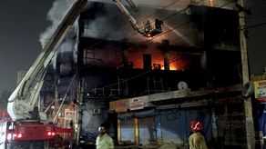 Los bomberos extinguieron las llamas tras luchar por más de cinco horas.