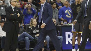 Warriors: Kerr es multado por insultar a árbitro