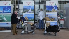 Aeropuerto en Tailandia. Los visitantes necesitarán presentar sus pruebas negativas de COVID-19.