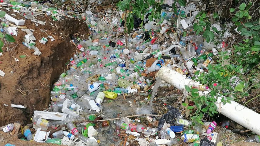 MOP limpia quebrada en Colón llena de basura