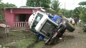 Camión cae sobre una vivienda en Las Garzas de Pacora