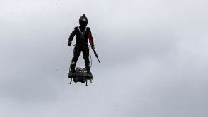 Soldado volador destaca en el desfile del Día de la Bastilla