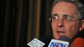 Congreso colombiano investigará a Uribe por ataque a base de FARC
