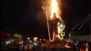 Guatemaltecos con fogatas queman al Diablo para expulsar a los malos espíritus