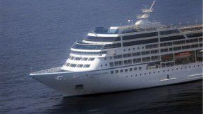 Crucero accidentado llega a puerto en Malasia