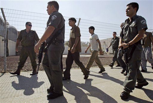 Israel libera a 5 prisioneros, completa canje con Jezbolá