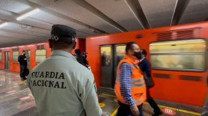 Policía militar ya vigila el metro de México entre polémica por accidentes