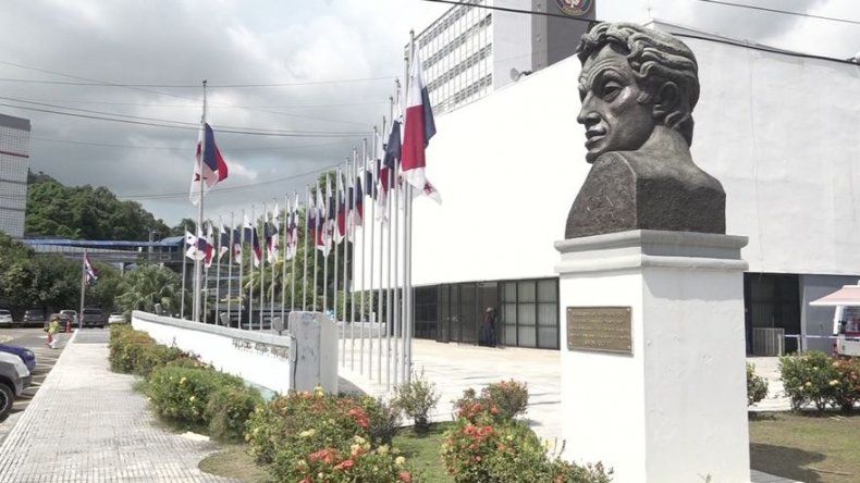 De 51 diputados que buscaban la reelección, 15 lograron retener su curul